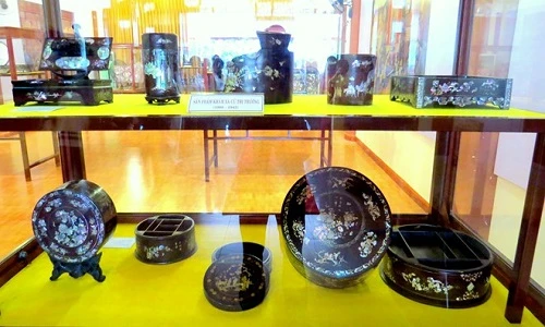 Ngắm nghía vật dụng khảm xà cừ của vua chúa Việt 