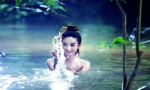 Clip Cô gái tắm suối bị hàng chục chàng trai nhìn trộm