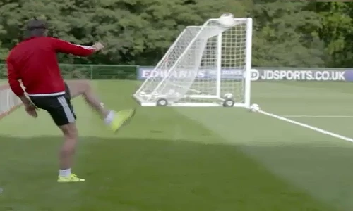 Pha ghi bàn tuyệt đẹp từ sau khung thành của Gareth Bale