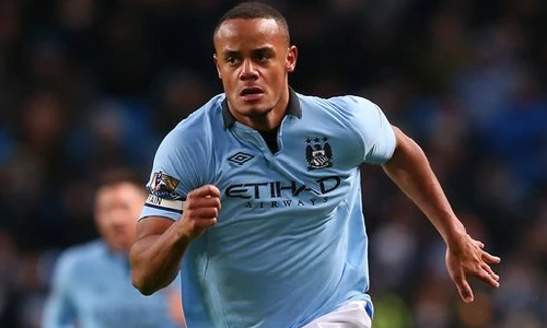 Ngôi sao Manchester City cùng lúc đọ tài 100 cầu thủ nhí