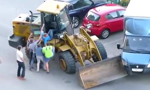 Tài xế say xỉn tông xe liên hoàn bị dân xúm vào đánh hội đồng