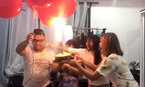 Bóng bay phát nổ kinh hoàng trong tiệc sinh nhật