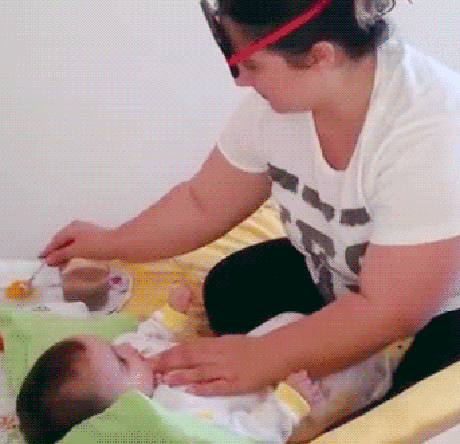 Cách giúp trẻ biếng ăn ăn nhanh.