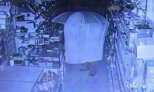 Độc chiêu ngụy trang như phim kiếm hiệp của tên trộm thuốc lá