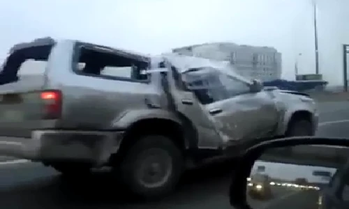 Ngỡ ngàng xế hộp bẹp dúm vẫn băng băng trên đường