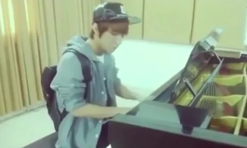 Fan ngây ngất trước khoảnh khắc Sơn Tùng M-TP chơi Piano