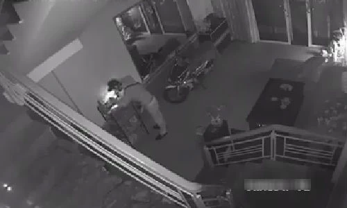 Tên trộm vào nhà “chôm đồ” như chốn không người ở TP HCM