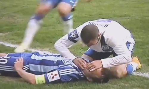 Top 10 khoảnh khắc đẫm tình người trong bóng đá thế giới