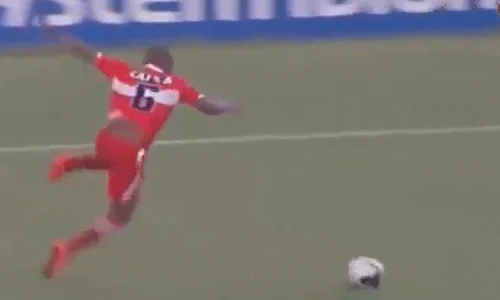 Cười chảy nước mắt clip cầu thủ hóa “thiên nga gẫy cánh”