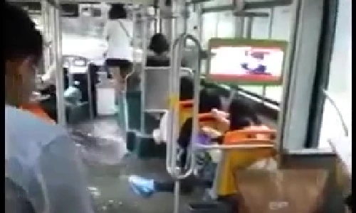 Đường ngập thành sông, xe buýt “bơi” trong lũ