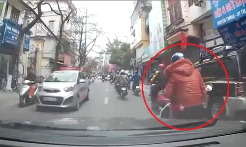 Dừng xe giữa đường, 2 mẹ con bị ô tô đâm ngã