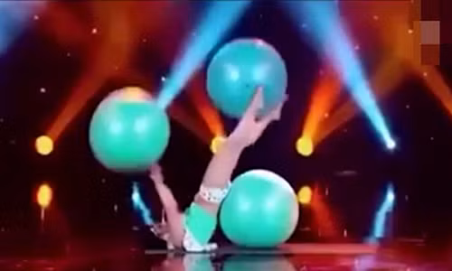 Gái trẻ trườn bò trên bóng ngoạn mục đến khó tin