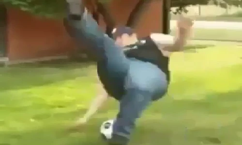 Thán phục chàng béo, sút một cái... nổ trái bóng