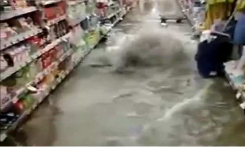 Nước từ lòng đất chảy lên như lũ trong cửa hàng