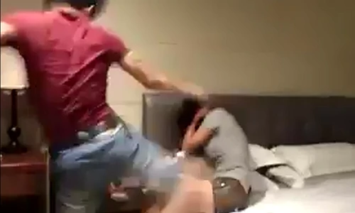 Gái trẻ bị trai trẻ đánh tới tấp như “liên hoàn chưởng“