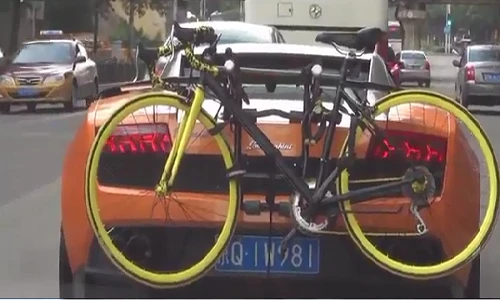 Đại gia đi Lamborghini, chở theo xe đạp gây sốt
