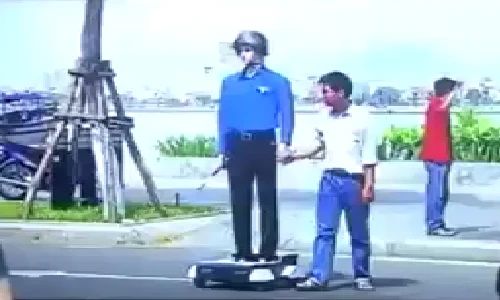 Xem robot dẫn người qua đường ở Đà Nẵng