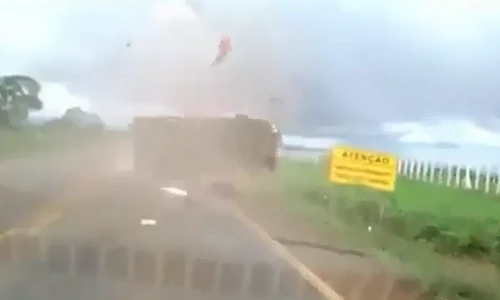 Hãi hùng cảnh người bay như chim từ tai nạn xe tải