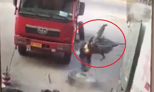 Hãi hùng cảnh lốp xe tải nổ hất văng thợ sửa xe