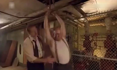 Cười té ghế clip “Vượt ngục” phiên bản lỗi