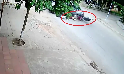 Gặp tai nạn thảm khốc vì tông mạnh vào ô tô quay đầu ẩu