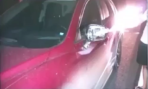 Hãi hùng cảnh ô tô bị ném đá rào rào trên cao tốc