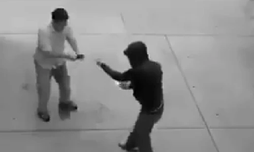 Gặp cướp giữa đường, sợ đến... tè ra quần