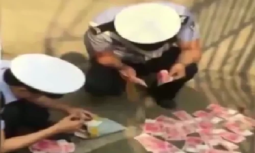 Kỳ lạ cơn mưa tiền trút xuống Trung Quốc