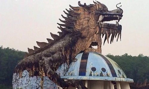 Công viên bỏ hoang ở Huế nổi tiếng thế giới vì quá kỳ dị