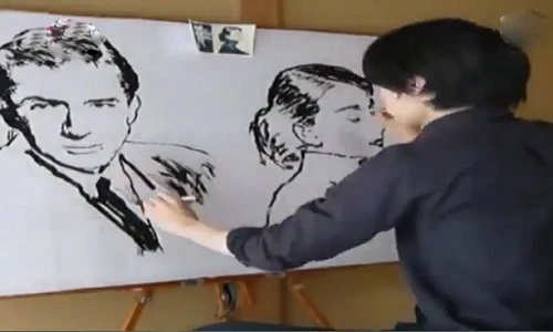 Dùng 2 tay vẽ cùng lúc 2 bức tranh đẹp khó tin