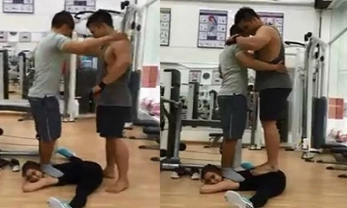 Kinh ngạc hai thanh niên trăm cân đứng lên người cô gái nhỏ xíu