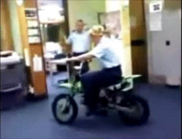 Chắc mới tập đi xe đây mà.