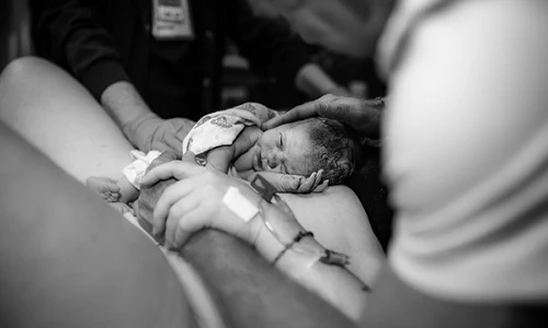 Bé mới sinh bò lên ngực mẹ tìm sữa gây xúc động cộng đồng 