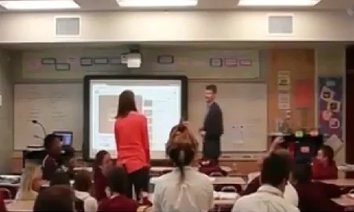 Màn cầu hôn siêu lãng mạn của thầy giáo trẻ đẹp trai