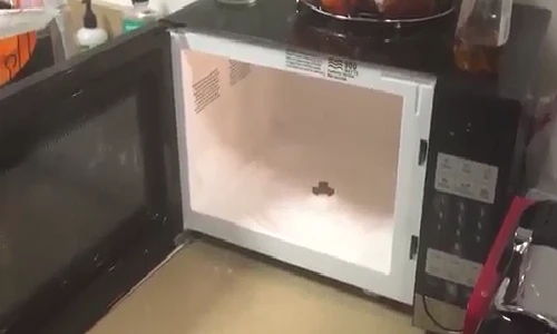 7 bước làm sạch lò vi sóng đúng cách, an toàn