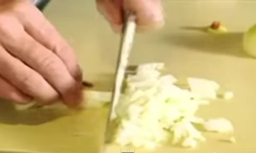 Mẹo thái hành tây nhỏ và siêu nhanh