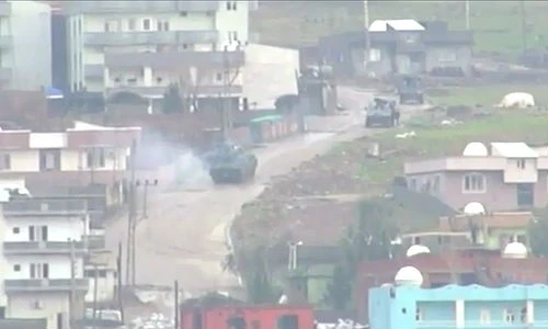 Xe tăng Thổ Nhĩ Kỳ nã pháo vào các mục tiêu của chiến binh Kurdish