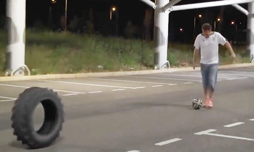 Màn trình diễn bóng "đá đâu trúng đó" của chân sút nghiệp dư