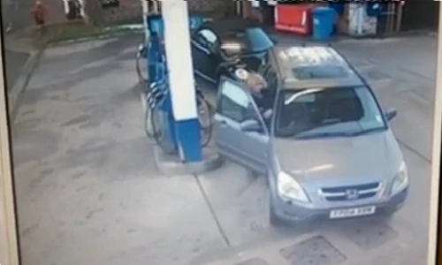 Khó hiểu người phụ nữ chạy xe vòng quanh cây xăng