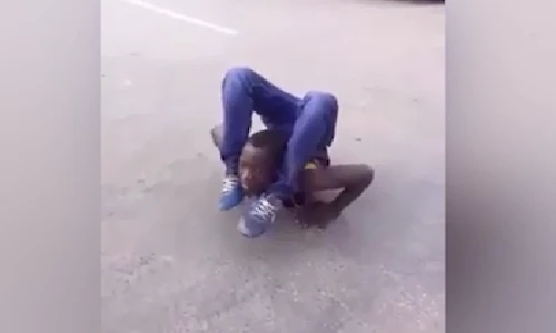 Trai trẻ khiến người xem phát khiếp vì dẻo hơn bún