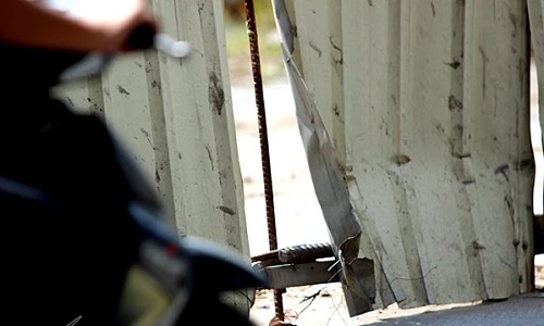 Hàng rào lá tôn sắc nhọn "giăng bẫy" người đi đường Hà Nội