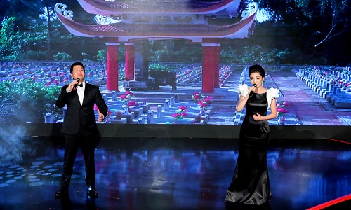 Ảnh: Đêm “Linh thiêng đất Mẹ ngàn năm” nhớ Anh hùng liệt sĩ