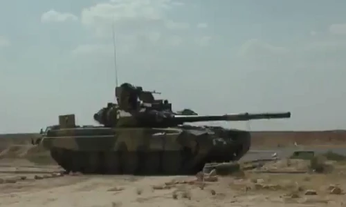 Xem “quái vật bọc thép” T-90 của Nga hứng “mưa” tên lửa