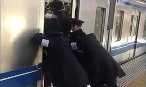 Cảnh tượng hãi hùng khi đi tàu điện ở Tokyo