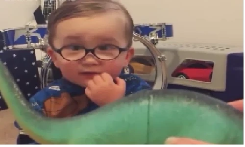 Dân mạng “chao đảo” với cậu bé đeo kính cận siêu dễ thương