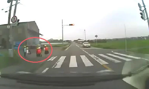 Bất ngờ với cách trẻ em Nhật Bản làm sau khi sang đường