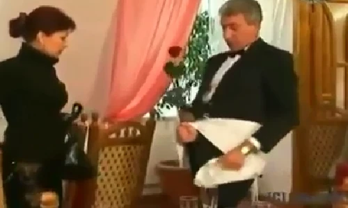 Cười xuyên Việt với màn tặng hoa khiến người nhận đỏ mặt