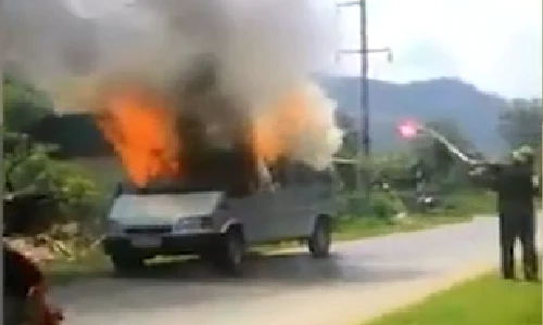 Hãi hùng cảnh ô tô 7 chỗ cháy như ngọn đuốc