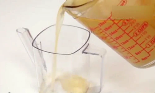 Cách siêu tốc loại bỏ mỡ khỏi nước dùng