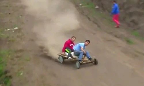 Cuộc đua xe gỗ tự chế quá nhanh quá nguy hiểm